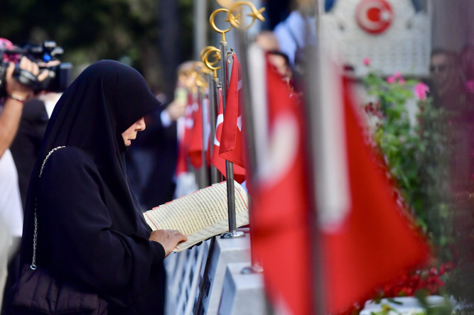Bakan Bolat, Vali Gül ve Başkan Turan, 15 Temmuz'un Dokuzuncu Yılında Aziz Şehitlerimizi Kabirleri Başında Dualarla Andı