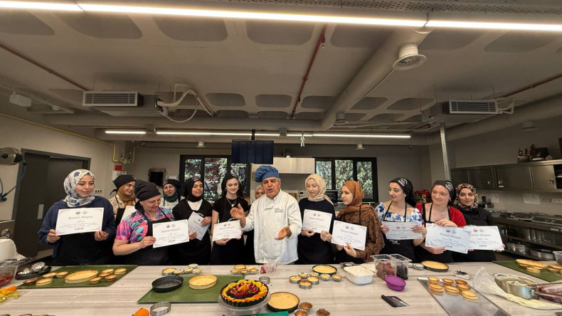 KARINCA El Emeği Eğitim Birimi'nden Pastacılık Eğitimleri: GastroSanat'ta Meyveli Tart Ustaları Yetişiyor