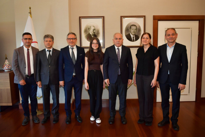 Başkan Turan, LGS'de 500 Tam Puan Alan Öğrencilerimizi Makamında Ağırlayarak Tebrik Etti