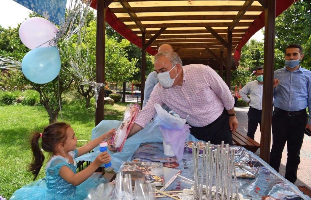 Başkan Turan Fatihli Komşularıyla Selamlaştı