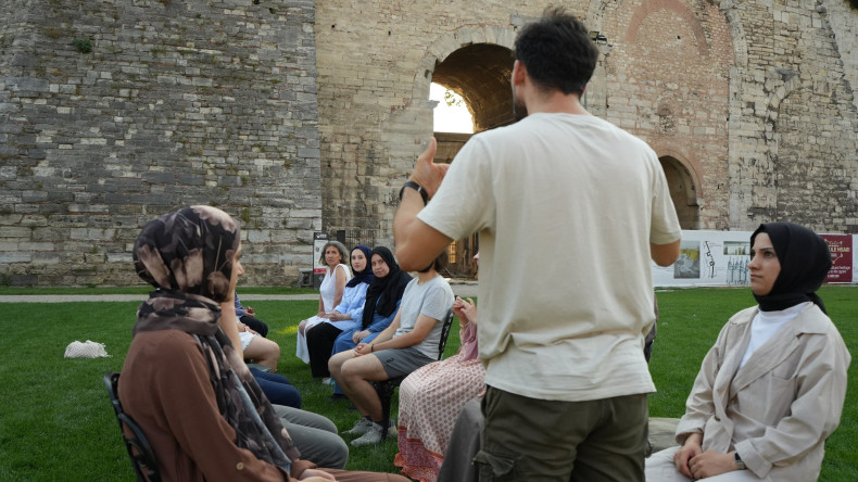 Efsaneleriyle Ünlü Yedikule Hisarı'nda “Open Air English” Etkinliğiyle İngilizce Pratiği