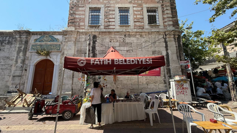 KARINCA El Emeği Eğitim Birimi Kursiyerlerimiz, El İşlerini Çarşamba Pazarı'nda Ziyaretçilerin Beğenisine Sunuyor