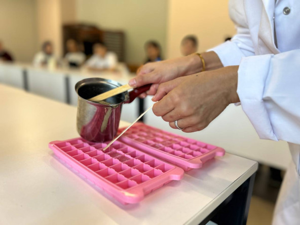 KARINCA El Emeği Eğitim Birimi'nden Fındıkzade'de Sıcacık Bir Buluşma: Kahve Temalı Mum Etkinliği