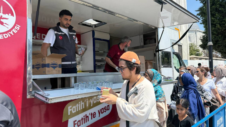 Fatih Belediyesi'nden Ayasofya-i Kebir Cami-i Şerifi'nin İbadete Kavuşmasının 5. Yılında Anlamlı Buluşma: Limonata ve Lokma İkramı