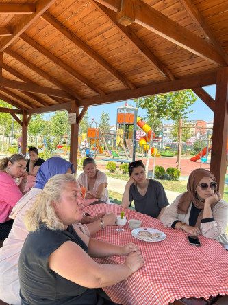 Fit Yaşamın Lezzetli Adımları: Kadın ve Aile Birimimiz ile Karasurları Millet Bahçemizde Sağlıklı Atıştırmalıklar Buluşması