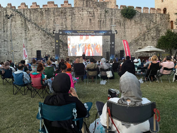 Açık Havada Tarihle Buluşma: Yedikule Hisarı'nda Sinema Akşamları “Çalgı Çengi” ile Devam Ediyor