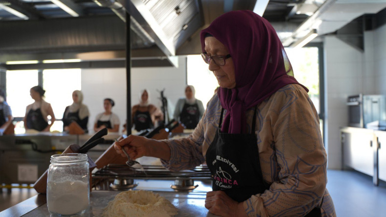 KARINCA El Emeği Eğitim Birimi ile Geleneksel Tatların İzinde: Silivrikapı'da Boşnak Mantısı Eğitimi