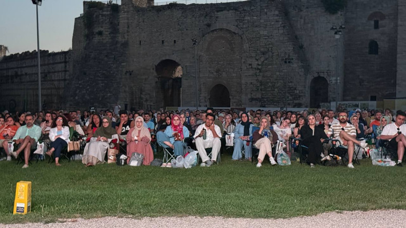 Açık Havada Tarihle Buluşma: Yedikule Hisarı'nda Sinema Akşamları Başladı, Ezgiler ve Hikâyelerle Devam Ediyor