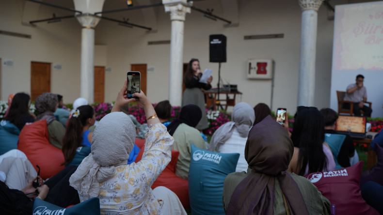 Şiirin Yalnızca Yazılmadığı, Konuşulduğu ve Dinlendiği Akşamlar: Medrese Davutpaşa'da “Avluda Şiirle Dolu Bir Akşam” Geleneği Sürüyor
