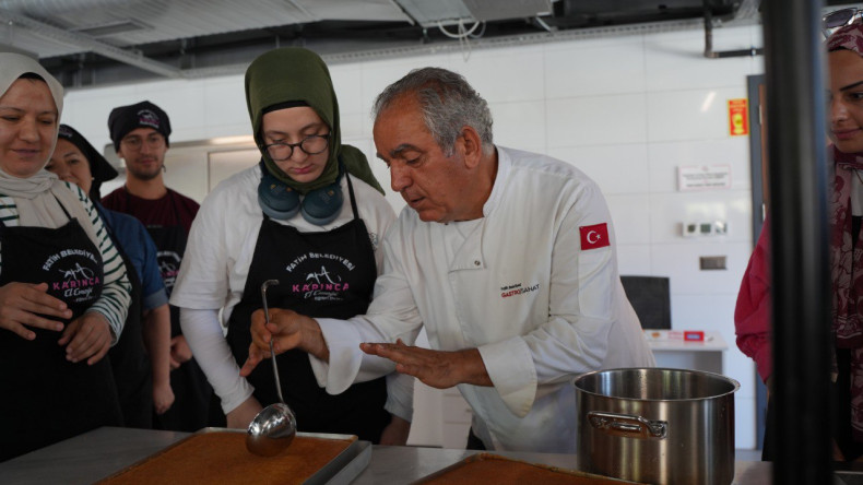 KARINCA El Emeği Eğitim Birimimiz ile Silivrikapı'da Geleneksel Tatların İzinde: Revani Atölyesiyle Osmanlı Mutfağına Lezzetli Bir Yolculuk