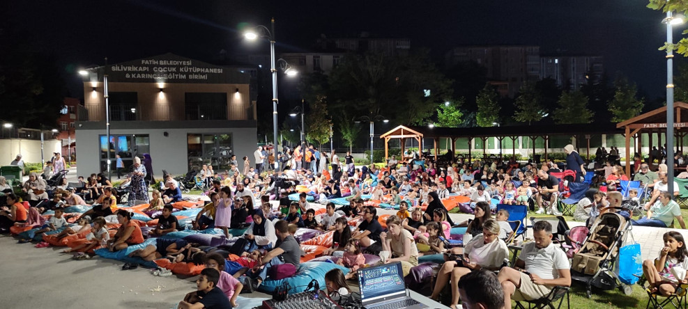Miniklerimiz Yaz Akşamlarında Silivrikapı Çocuk Kütüphanesi'nde Sinema Keyfiyle Buluşuyor