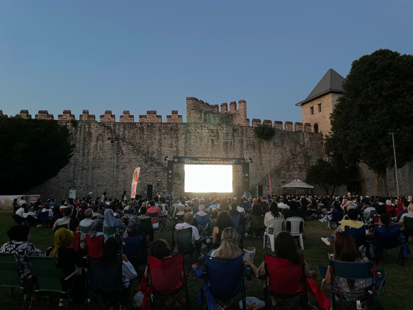 Açık Havada Tarihle Buluşma: Yedikule Hisarı'nda Sinema Akşamları “Av Mevsimi” ile Devam Ediyor