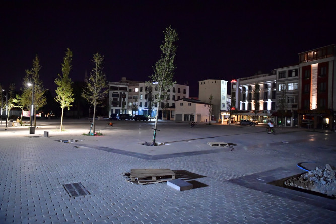 Başkan Turan, Fatih'in Yeni Yaşam Alanı Topkapı Kaleiçi Meydanı'nda Yürütülen Çalışmaları İnceledi ve Hemşehrileriyle Buluştu