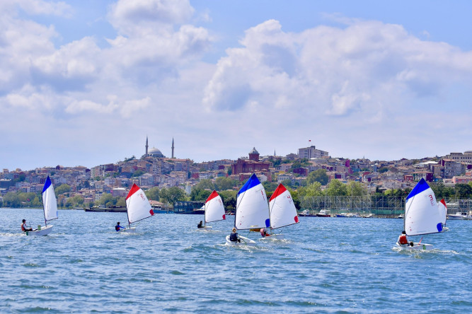 Başkan Turan'ın Açılışını Yaptığı 2025 Türkiye Optimist Takım Şampiyonası Haliç'teki Kano ve Kürek Sporları Merkezimizde Başladı