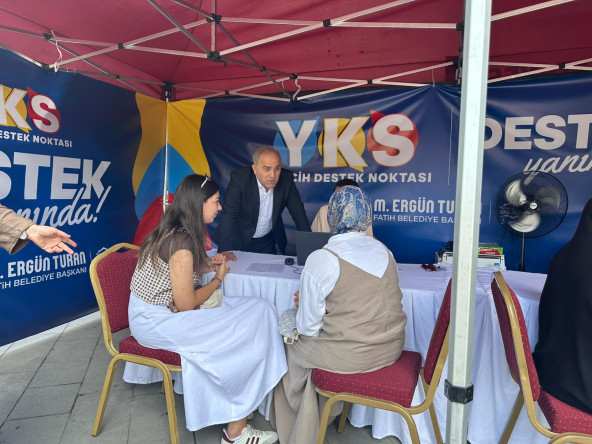 Başkan Turan, Fatih Merkez Kütüphanemiz Önünde Kurulan YKS Tercih Destek Noktası'nda Gençlerimizle Buluştu