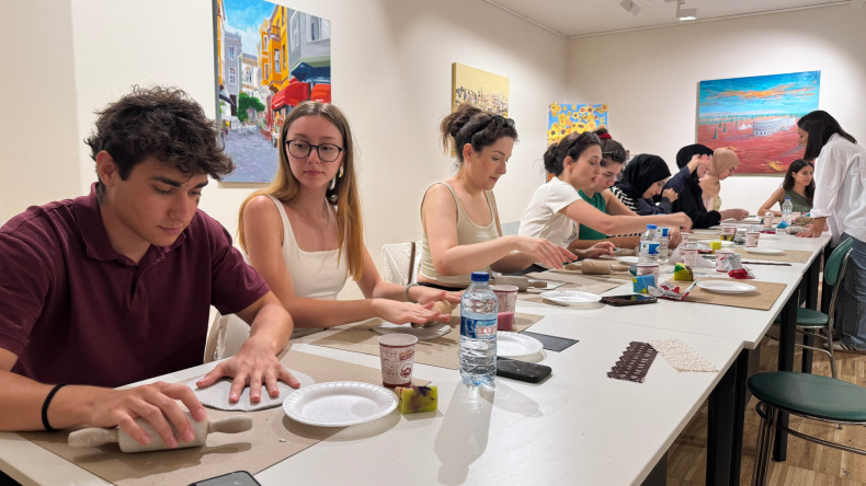 Kadırga Sanat Galerileri'nde Toprakla Düşünmek: “Rölyef Tabak Tasarımı” Atölyesi