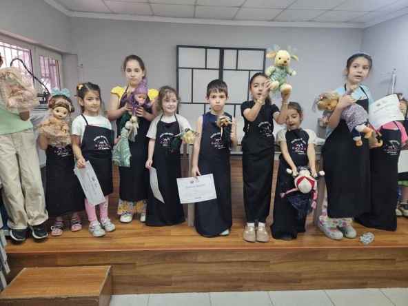 KARINCA El Emeği Eğitim Birimi'nden Anneler ve Çocuklarımıza Özel Bir Buluşma: Yavuz Selim'de “Oyuncak Bebeğime Kıyafet Dikiyorum” Etkinliği