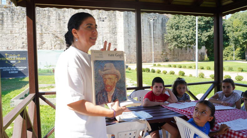 Tarihî Yedikule Hisarı'nda Van Gogh'un Ayçiçekleri Çocuklarımızın Yorumlarıyla Canlandı