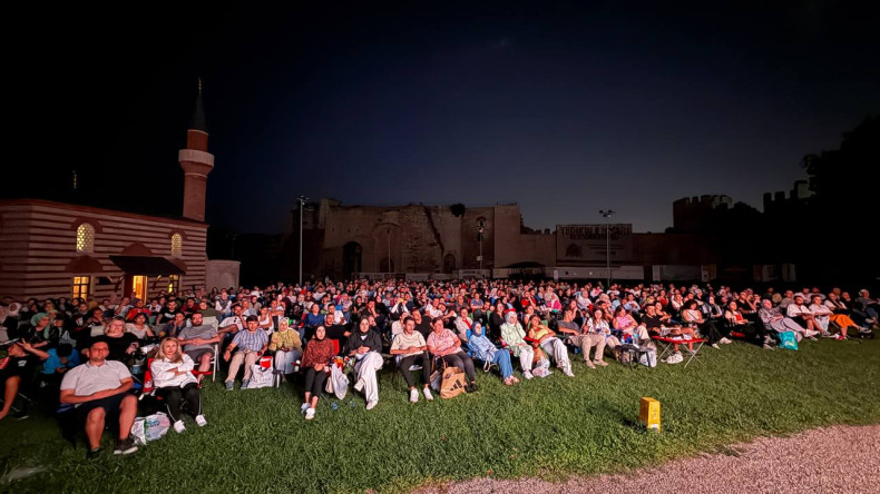 Açık Havada Tarihle Buluşma: Yedikule Hisarı'nda Sinema Akşamları Tarihî Ezgiler ve Hikâyelerle Devam Ediyor