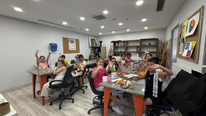 Fatih Sanat Akademisi'nde Miniklerimizin Tasarladığı Renkli Kalem Kutuları