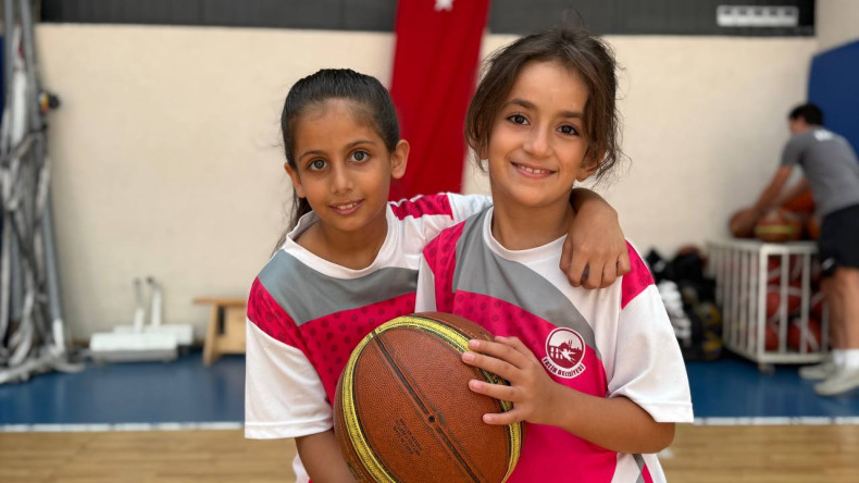 Fatih'te Yaz Spor Okulları Tüm Hızıyla Devam Ediyor: Çocuklar İçin Verimli Bir Yaz Tatili