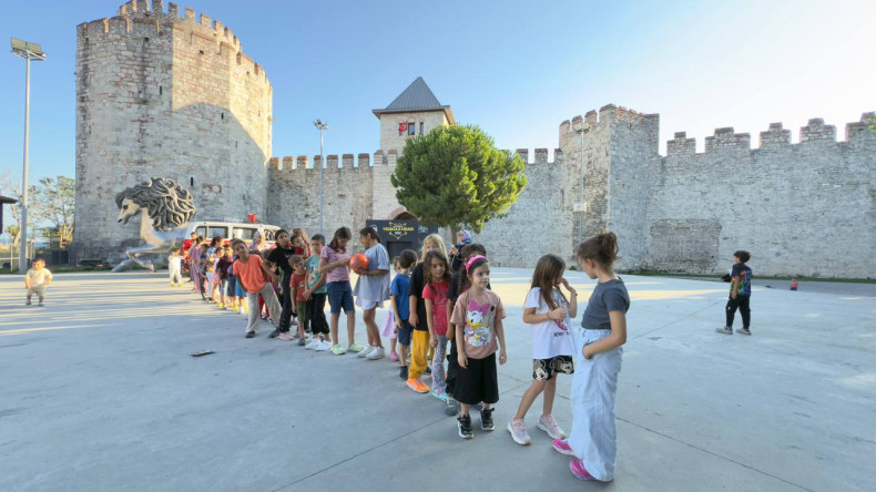Süperbüs Yedikule Hisarı'nda Çocuklarımıza Bayram Havası Estirdi