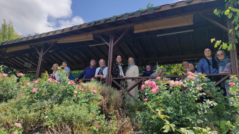 Yadigâr Kahvesi'ndeki Kıymetli Büyüklerimiz Yedikule Bahçe'de Dostluk ve Sohbet Dolu Bir Piknikte Buluştu
