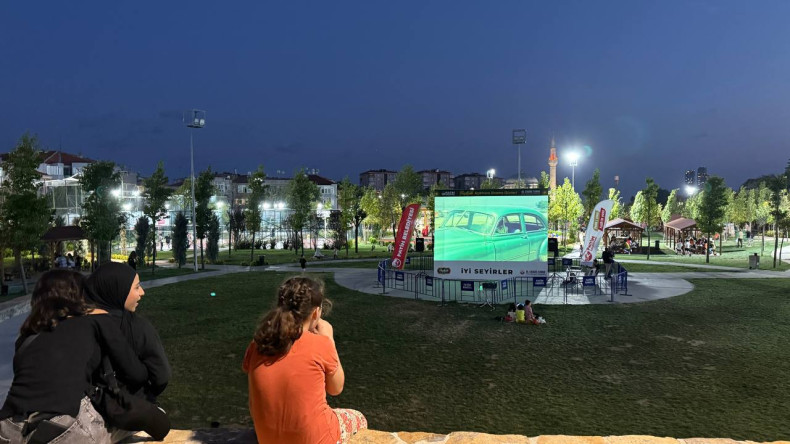 Yeşilçam Günleri Devam Ediyor: Karasurları Millet Bahçesi 3. Etap'ta “Sarmaşık Gülleri” ile Nostalji Dolu Açık Hava Sinema Keyfi