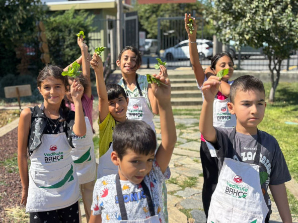 Yaz Okulu Öğrencilerimiz Yedikule Bahçe'de Doğayla Buluştu: Bahçecilik ve Çevre Bilinci Bir Arada