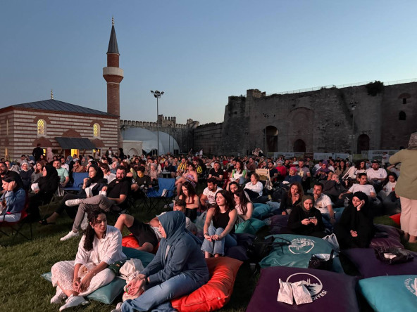 Açık Havada Tarihle Buluşma: Yedikule Hisarı'nda Sinema Akşamları Tarihî Ezgiler ve Hikâyelerle Devam Ediyor