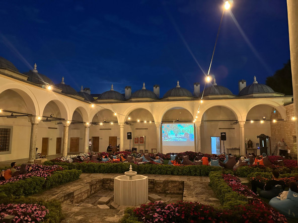 Medrese Davutpaşa'da Avluda Sinema Devam Ediyor: “Susunca” ile Köklerin İzinde