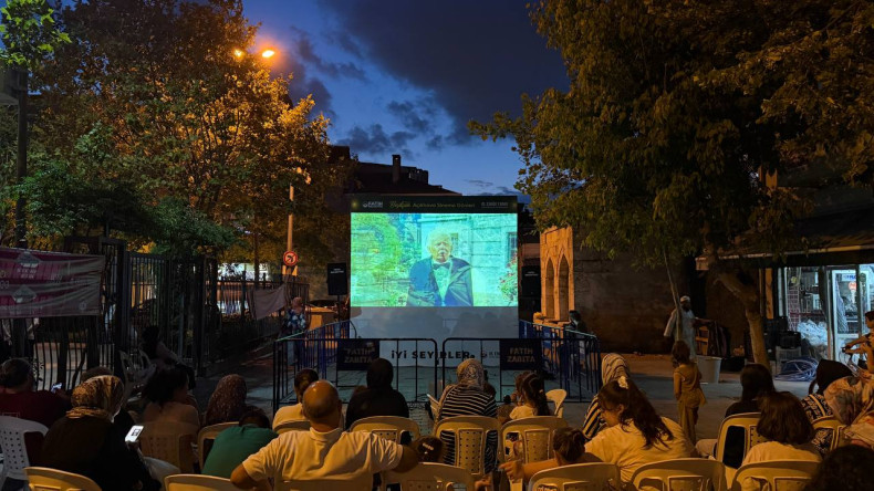 Yeşilçam Günleri Devam Ediyor: Karagümrük Meydanı'nda “Sarmaşık Gülleri” ile Nostalji Dolu Açık Hava Sinema Keyfi