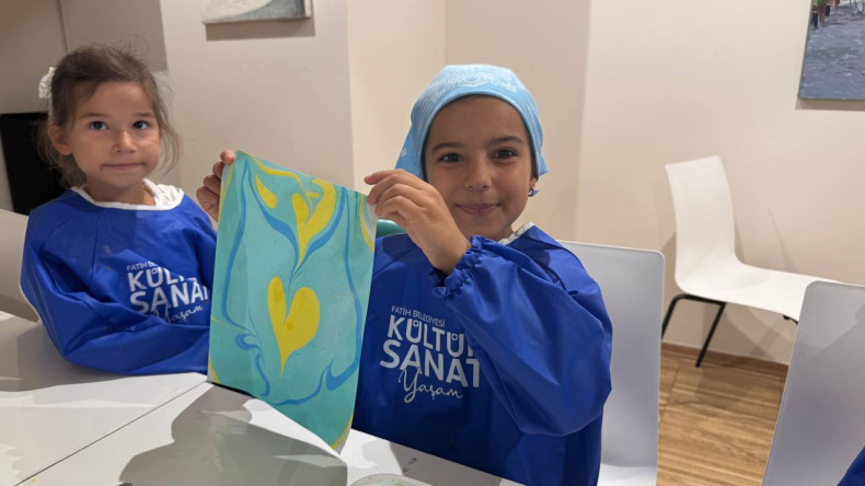 Çocuklarımız Geleneksel Sanatla Buluştu: Kadırga Sanat Galerileri'nde Ebru Atölyesi