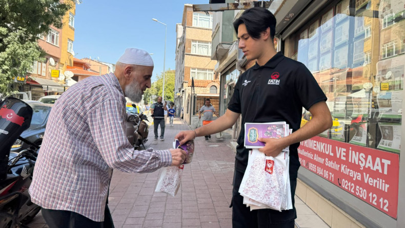 Cuma Namazı Sonrası Halkla İlişkiler Ofisimizden Fatih Esnafına Ziyaret ve Hediye Takdimi
