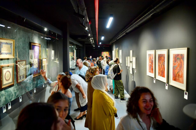 Şehnaz Biçer'in “Gölgesiz İzler” Sergisi Başkan Turan ve Büyükelçi Demircan'ın Katılımıyla Nusret Çolpan Sanat Galerisi'nde Açıldı