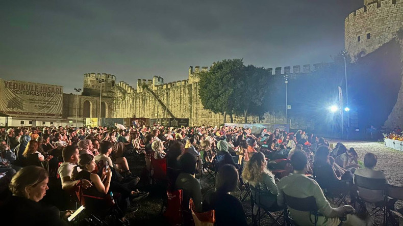 Tarihin Kalbinde Bir Yaz Geleneği: Efsaneleriyle Ünlü Yedikule Hisarı'nda Akustik Akşamlar Devam Ediyor