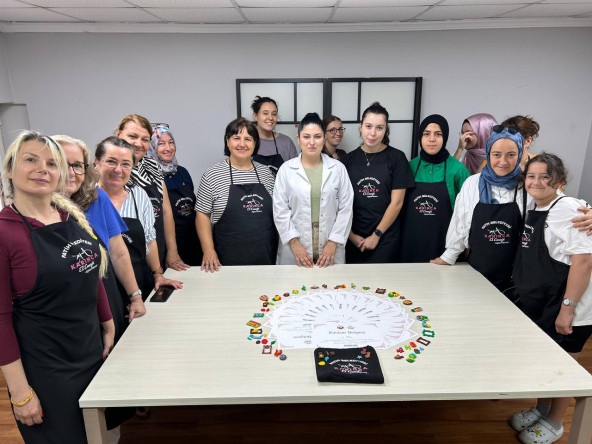 Vatandaşlarımız, KARINCA El Emeği Eğitim Birimi'nin Yavuz Selim'deki Polimer Kil Çalışması'nda Kendi Tasarımlarını Keyifle Şekillendiriyor