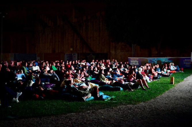Başkan Turan, Yedikule Hisarı'nda Düzenlenen Açık Hava Sinema Günleri'nde Hemşehrileriyle Buluştu