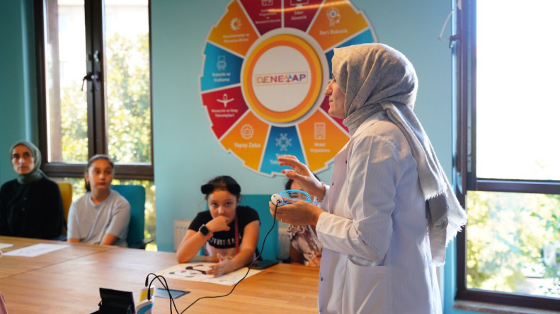 Hayaller 3 Boyuta Taşındı: Bilim Fatih'te Velilerimiz ve Çocuklarımız 3D Kalemle Hayallerini Gerçeğe Dönüştürdü