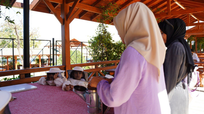 Ayvansaray Bahçe'de Anneler ve Çocuklarımızla Doğaya Yolculuk: “Arıcılık Atölyesi”