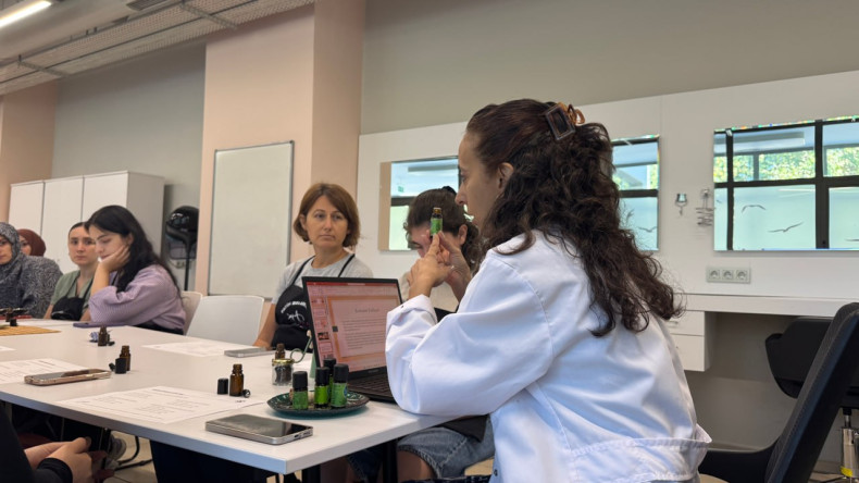 KARINCA El Emeği Eğitim Birimi ile Sağlıklı Yaşam: Fındıkzade'de Aromaterapi Eğitimi