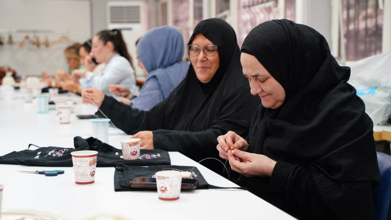 KARINCA El Emeği Eğitim Birimi'nden Keyif Dolu Atölye: Boncukların Zarafeti Yavuz Selim'de Buluştu