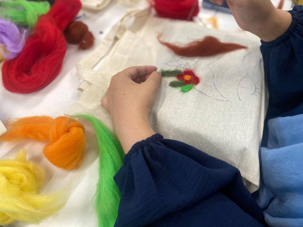 KARINCA El Emeği Eğitim Birimimiz ile Yün Keçeyi Sanata Dönüştüren Buluşma: Fındıkzade'de Keçe Çanta Atölyesi