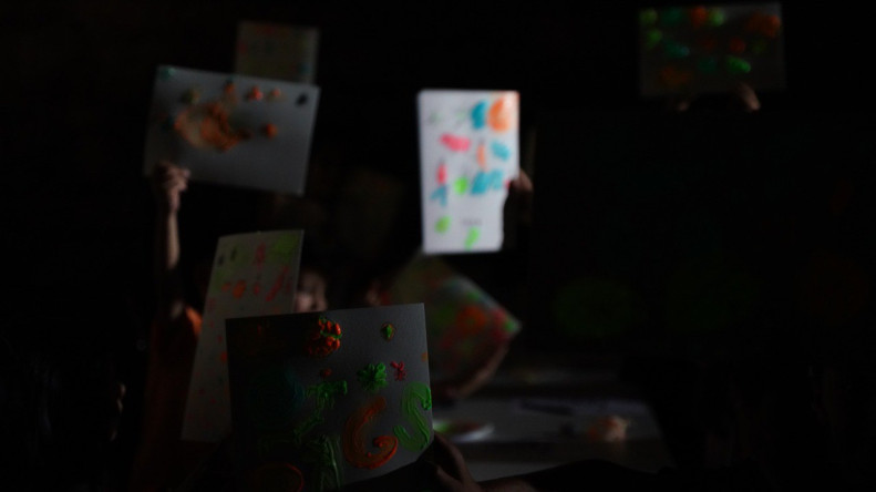 Yedikule Hisarı'nda Neon Boya Atölyesi: Miniklerimizin Hayal Gücü Karanlık Kulede Parladı