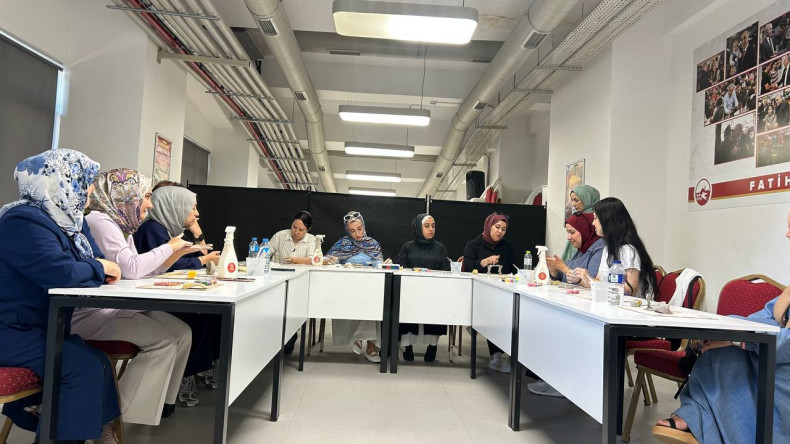 Fındıkzade Çukurbostan Yaşam Merkezi'nde Seramikle Stres Yönetimi: Kadın ve Aile Birimimizden NoMonoton Çalışması