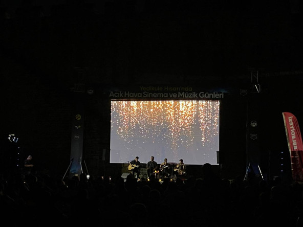 Tarihin Kalbinde Bir Yaz Geleneği: Efsaneleriyle Ünlü Yedikule Hisarı'nda Akustik Akşamlar Devam Ediyor