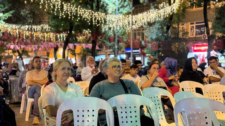 Yeşilçam Günleri Devam Ediyor: Büyük Saray Meydanı'nda “Ateş Böceği” ile Nostalji Dolu Açık Hava Sinema Keyfi