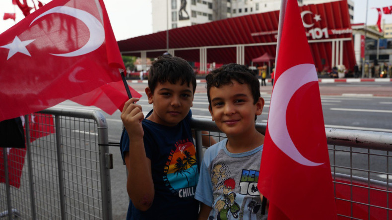 Halkla İlişkiler Ofisimizden 30 Ağustos Zafer Bayramı'nda Türk Bayrağı Dağıtımı