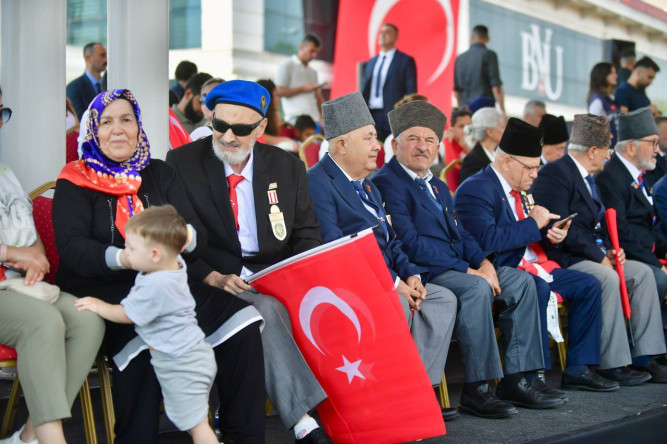 Vali Gül ve Başkan Turan, Vatan Caddesi'nde Hemşehrileriyle 30 Ağustos Zafer Bayramı Coşkusunu Paylaştı