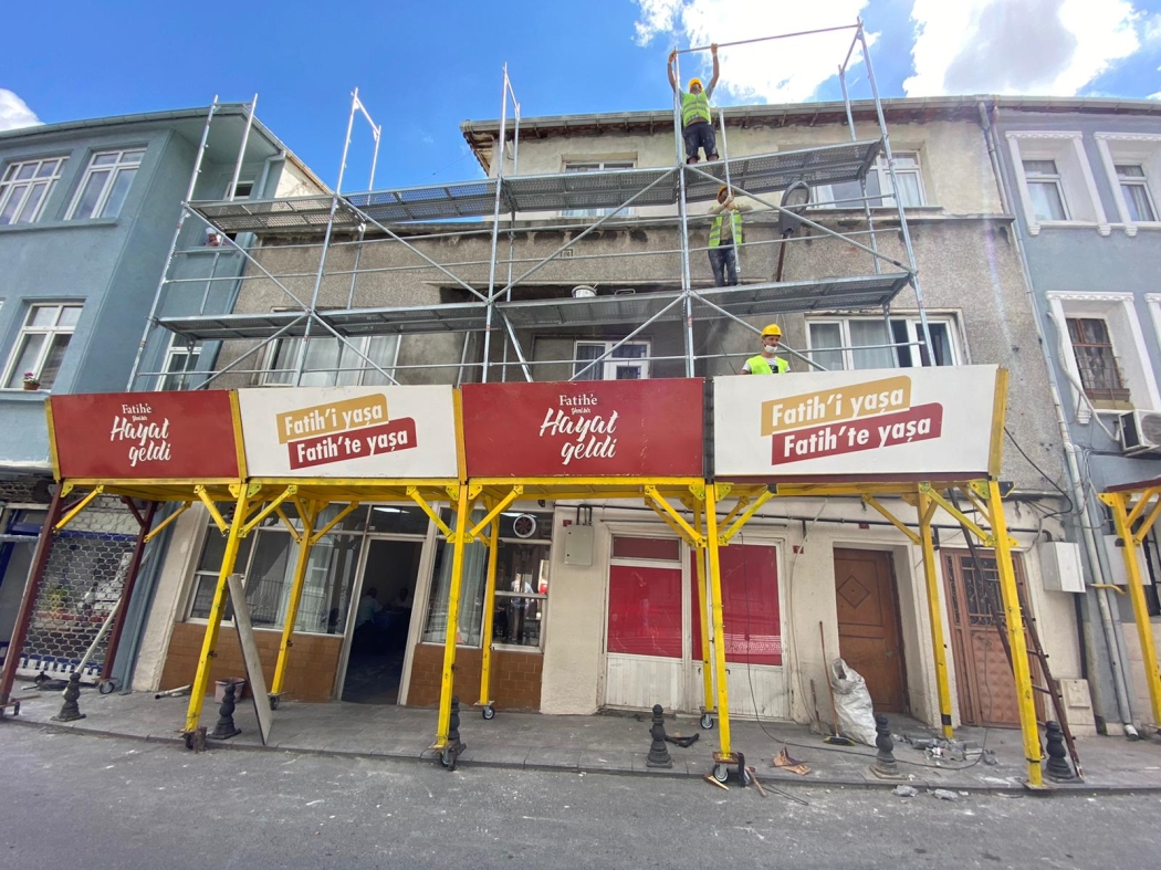 Balatta cepheler güzelleşiyor